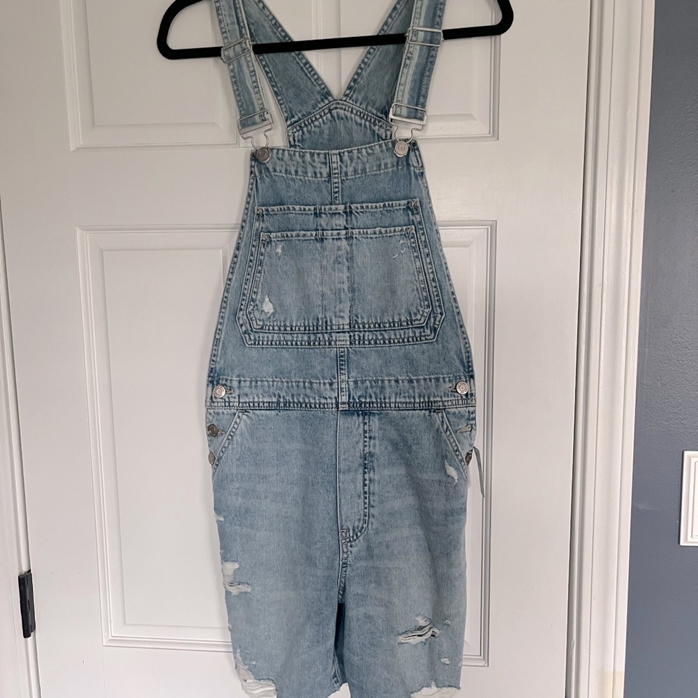 NWT Distressed short overalls - GAP
